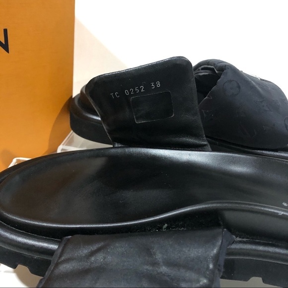 Louis Vuitton HTF Pool Pillow Flat Mules Slides Comfy Black Noir Size 38 - Picture 11 of 13